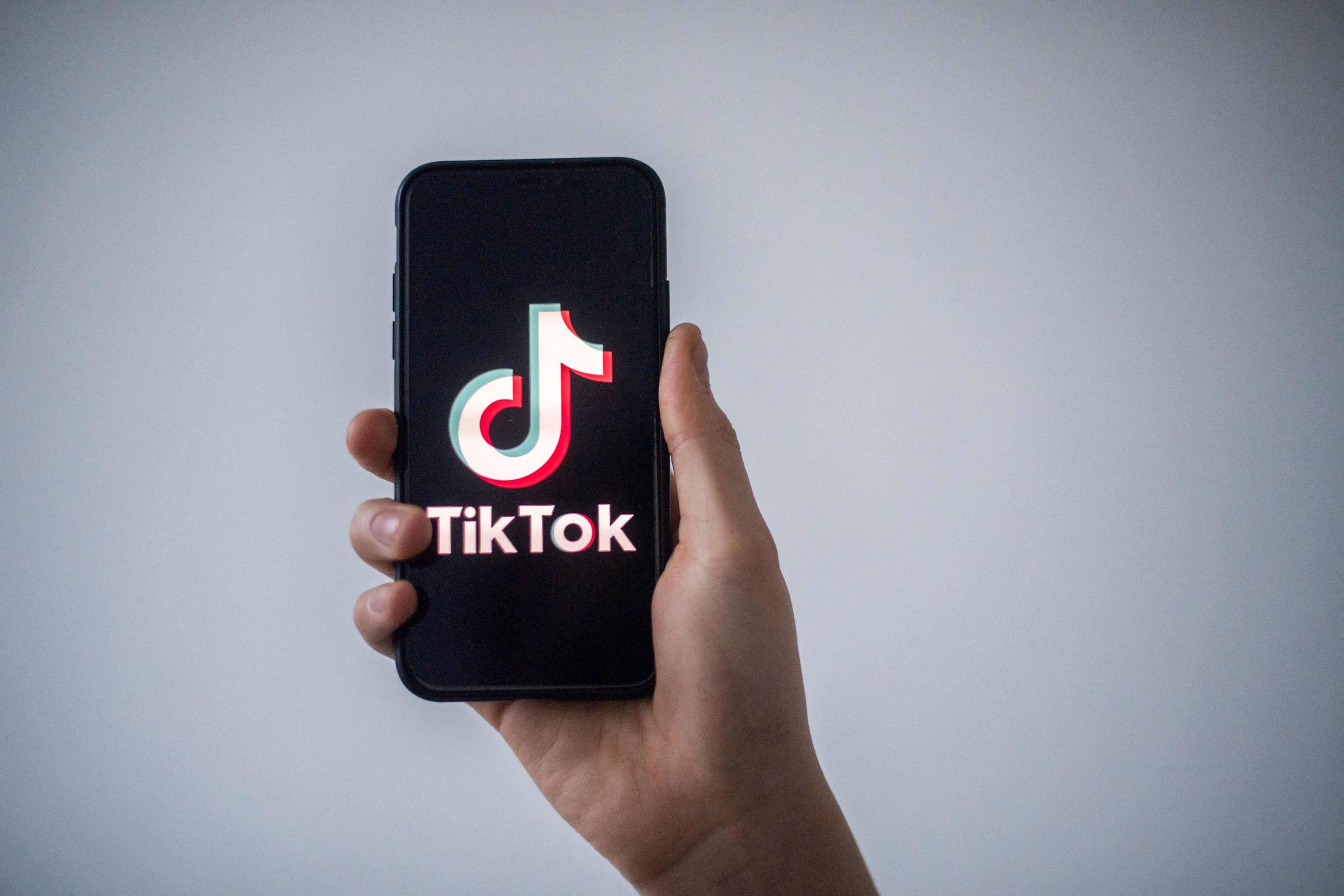 Itália multa TikTok em 10 milhões de euros por não proteger menores – 14/03/2024 – Tec
