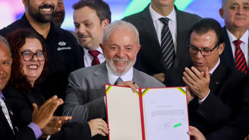 Lula apresenta projeto que regula trabalho de motorista de aplicativo