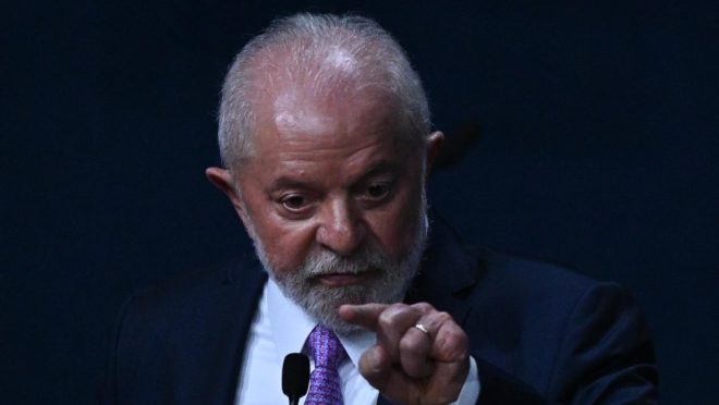 Lula diz que Petrobras não deve “pensar só nos acionistas”