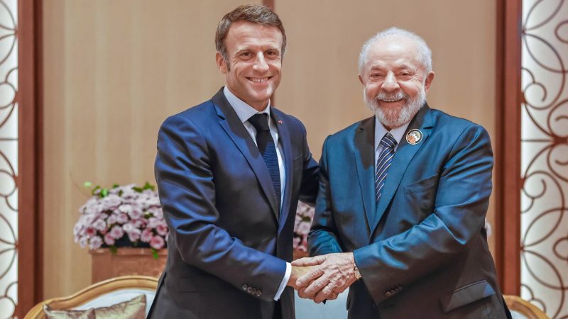 Lula e Macron visitam floresta e conversam com indígenas em Belém