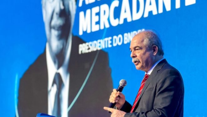 Mercadante defende taxar carros elétricos importados para fomentar rota de híbridos