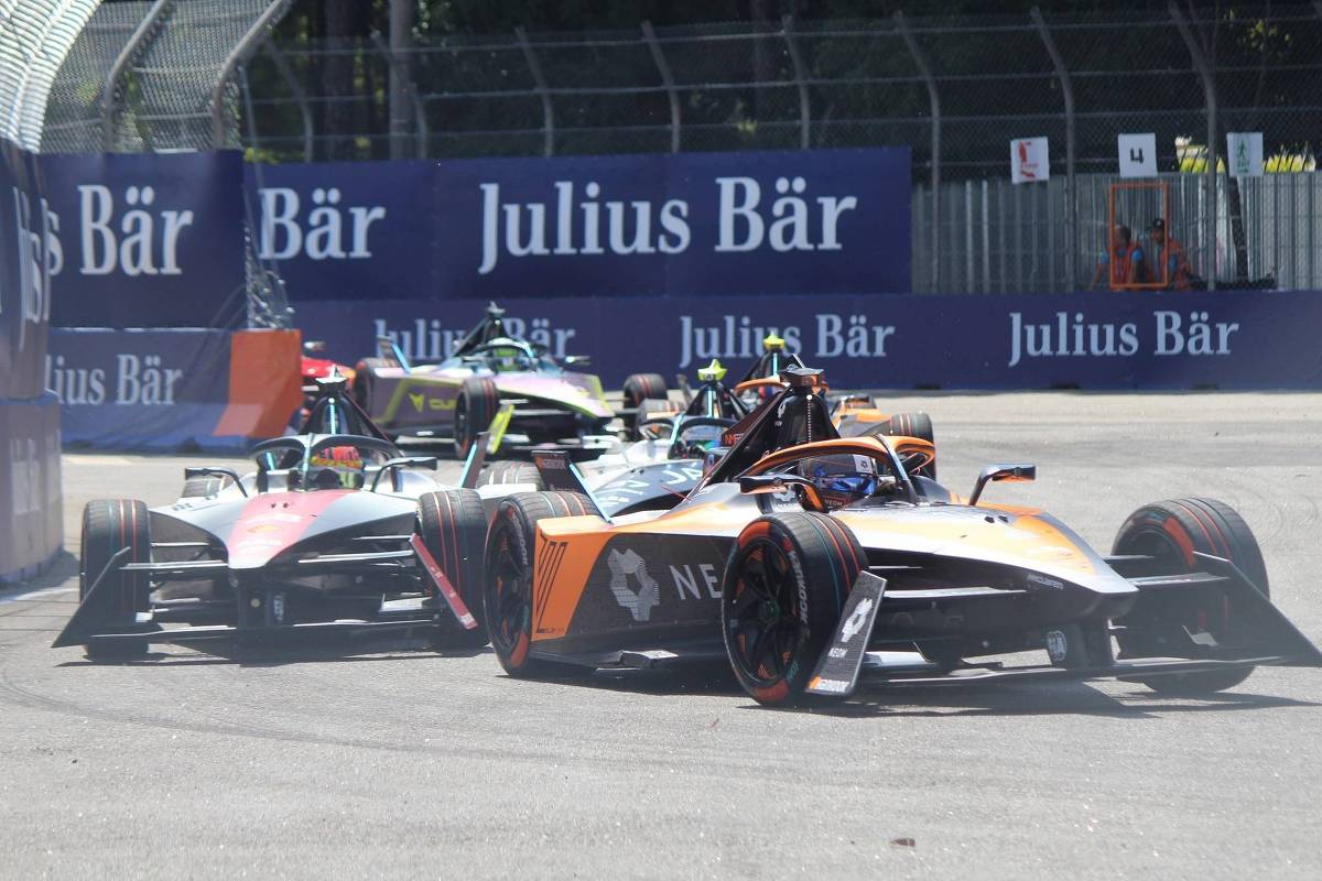 Piloto da McLaren faz ultrapassagem nos metros finais e conquista etapa de São Paulo da Fórmula E – 16/03/2024 – Esporte