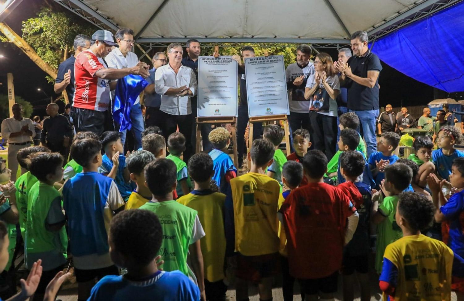 Prefeito Nilson Gaspar rene populao para a entrega do Campo e da Praa da Vila Castelo Branco