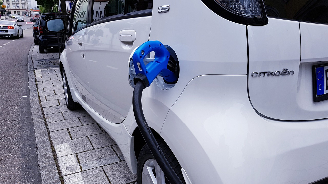 Quase 40% dos novos donos de carros elétricos pensam em trocá-los