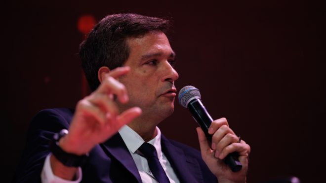 Selic pode cair menos com incertezas e mercado de trabalho “aquecido”