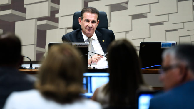 Senador critica política econômica e diz que governo não quer cortar gasto