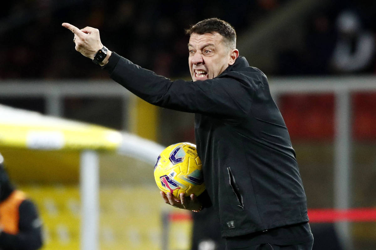 Técnico do Lecce é demitido por dar cabeçada em jogador do Verona – 11/03/2024 – Esporte