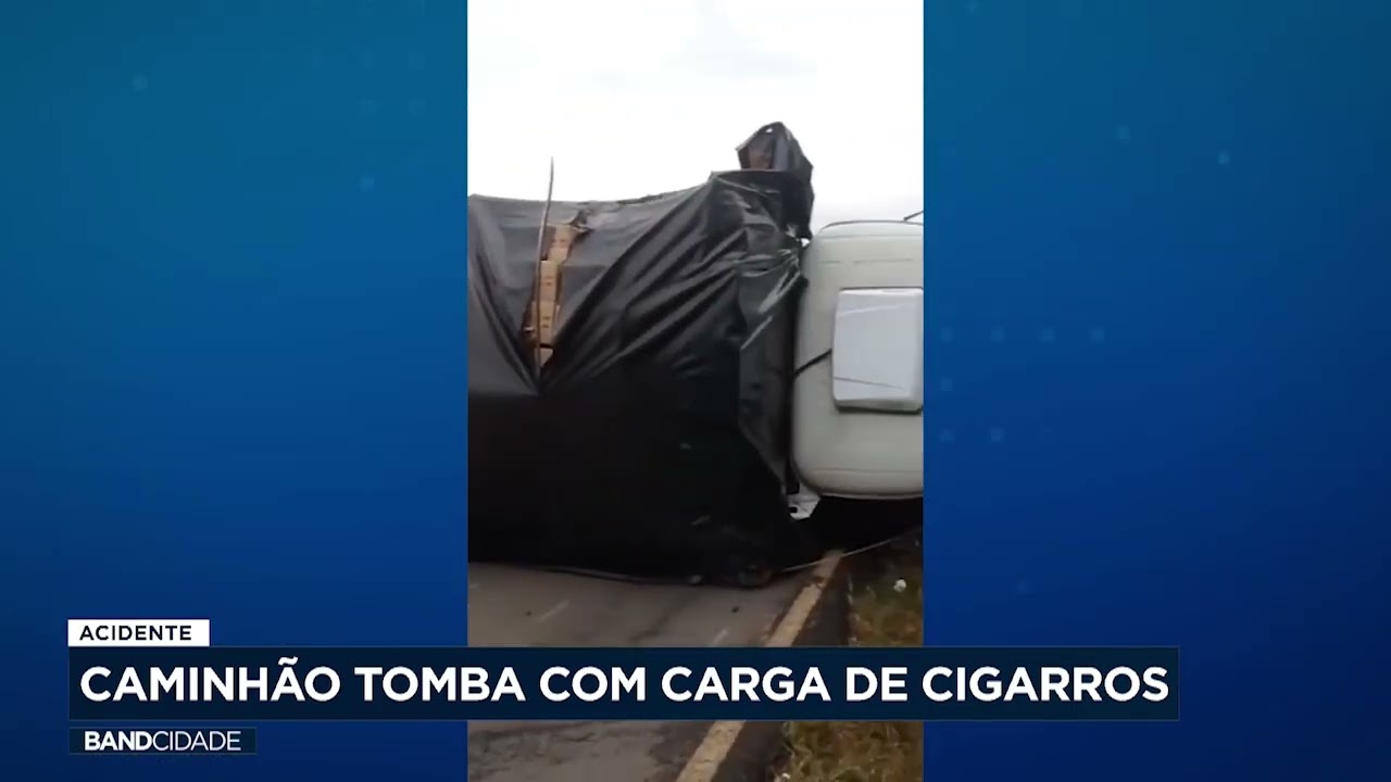 Caminhão carregado com cigarros contrabandeados tomba em estrada de Iperó