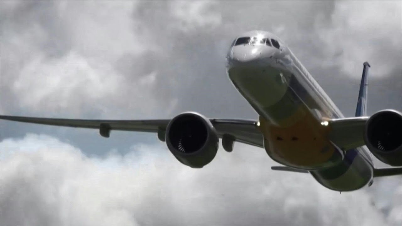 Embraer volta a lucrar em 2023 graças a resultados do 4T23 | AFP