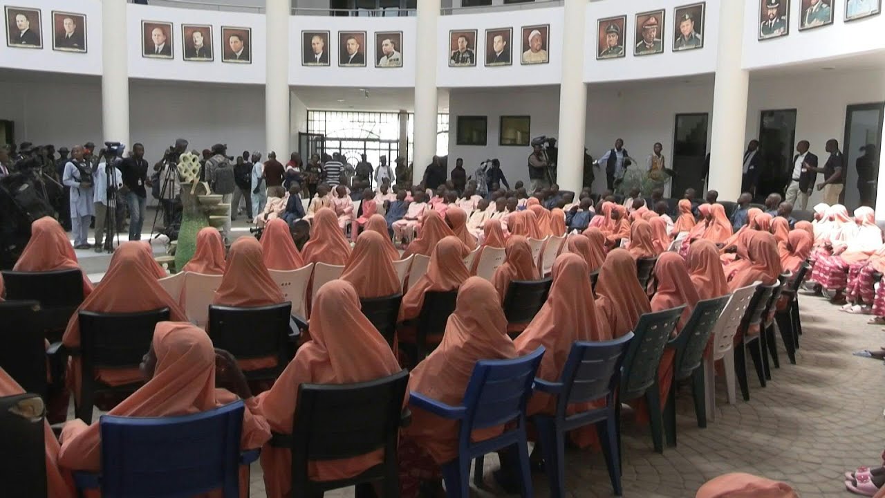 Estudantes nigerianos libertados são recebidos na Casa do Governo de Kaduna | AFP