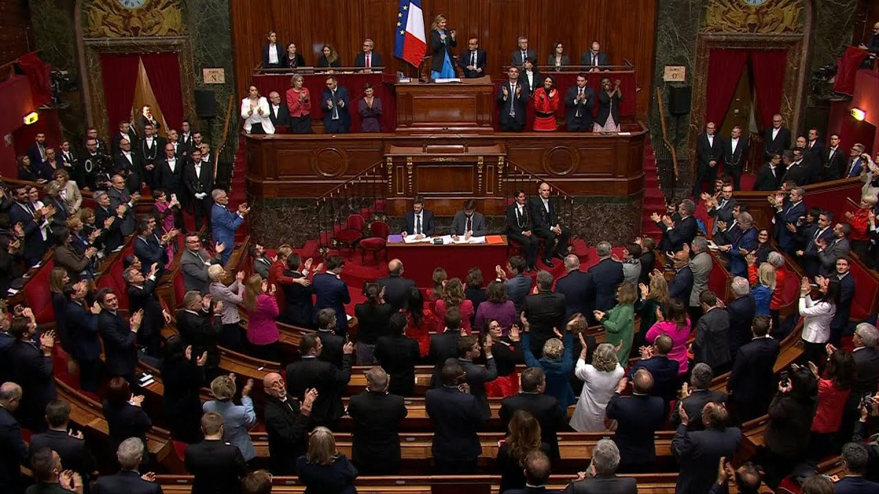 França aprova inscrição direito ao aborto na Constituição | AFP
