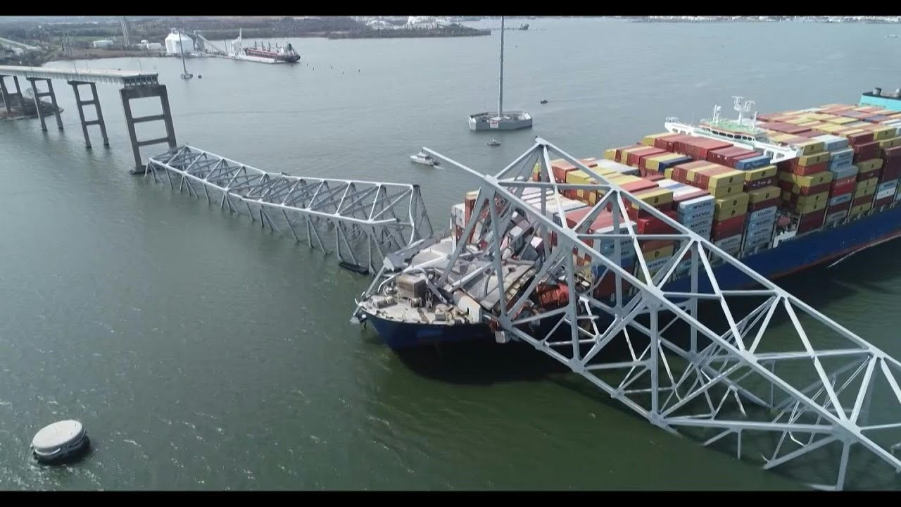 Guarda-costeira suspende busca por desaparecidos após queda de ponte nos EUA | AFP