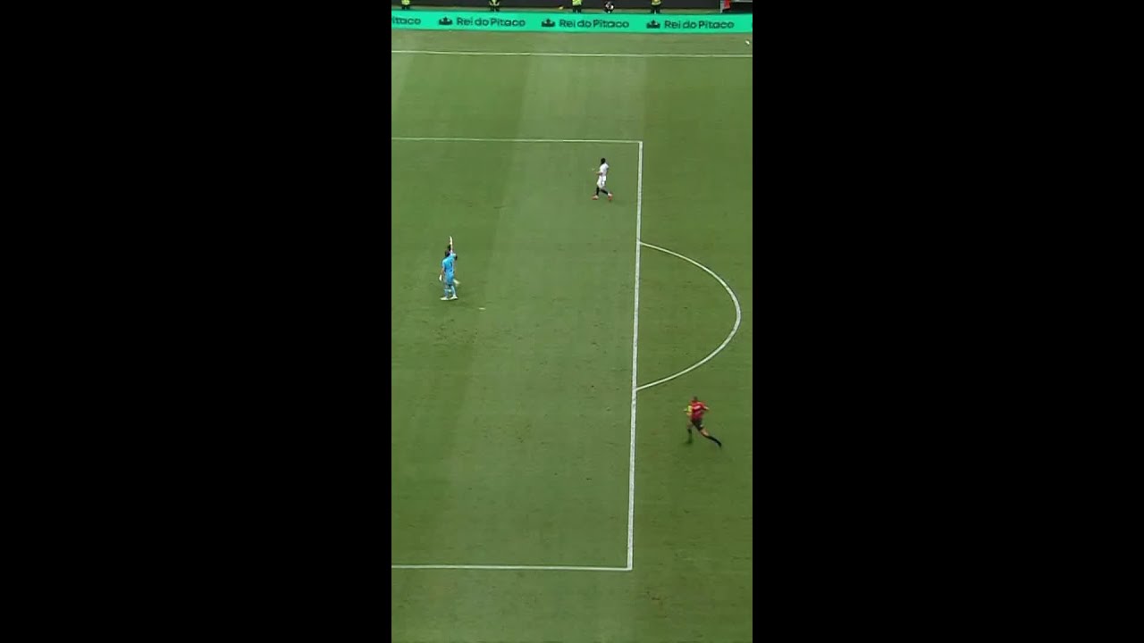 HULK DRIBLA GOLEIRO E QUASE ENTRA COM BOLA E TUDO NO GOL | ATLÉTICO X CRUZEIRO | #shorts | ge.globo