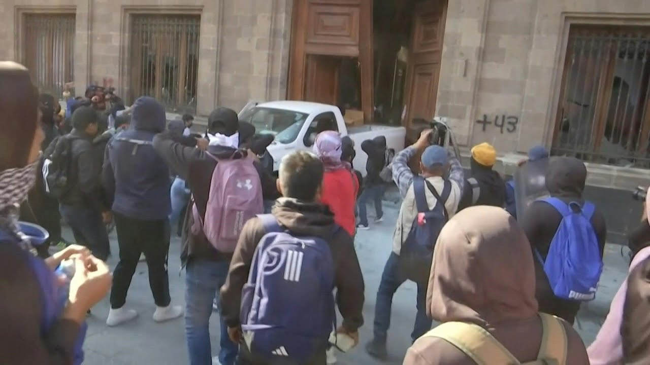 Manifestantes derrubam porta do palácio presidencial no México | AFP