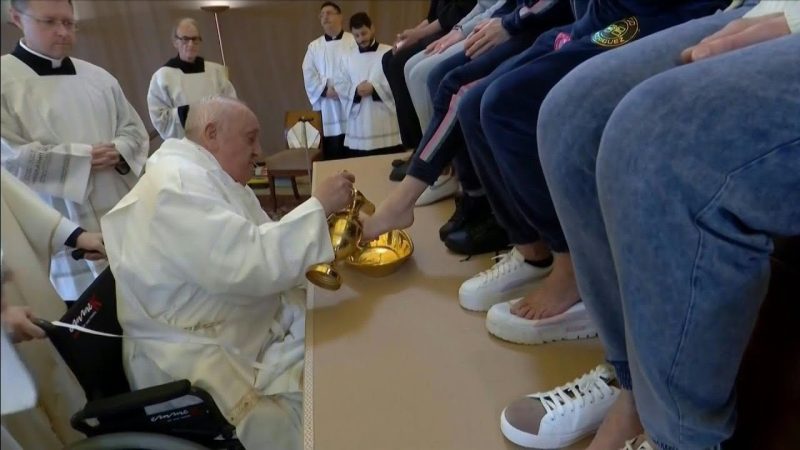 Papa lava os pés de 12 detentas | AFP