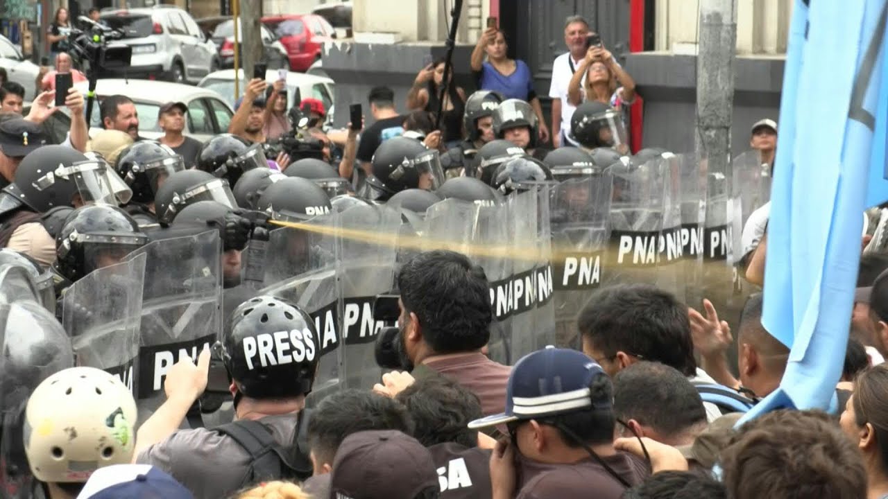 Polícia reprime protestos em Buenos Aires contra ajuste de Milei | AFP
