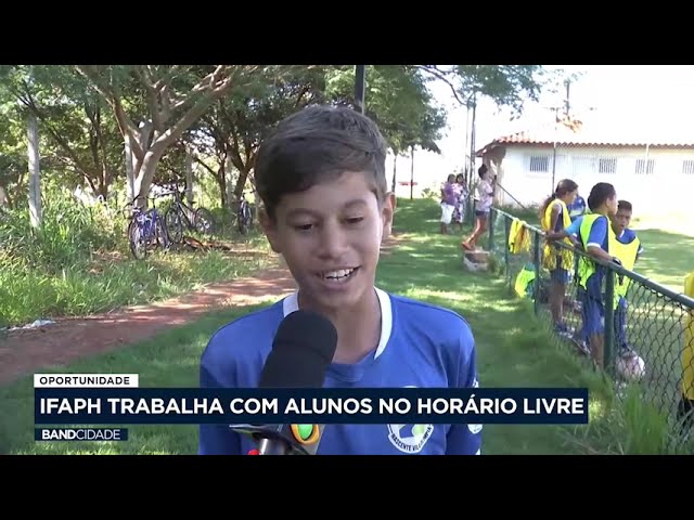 Projeto social promove valorização e inclusão de crianças e adolescentes através do esporte.