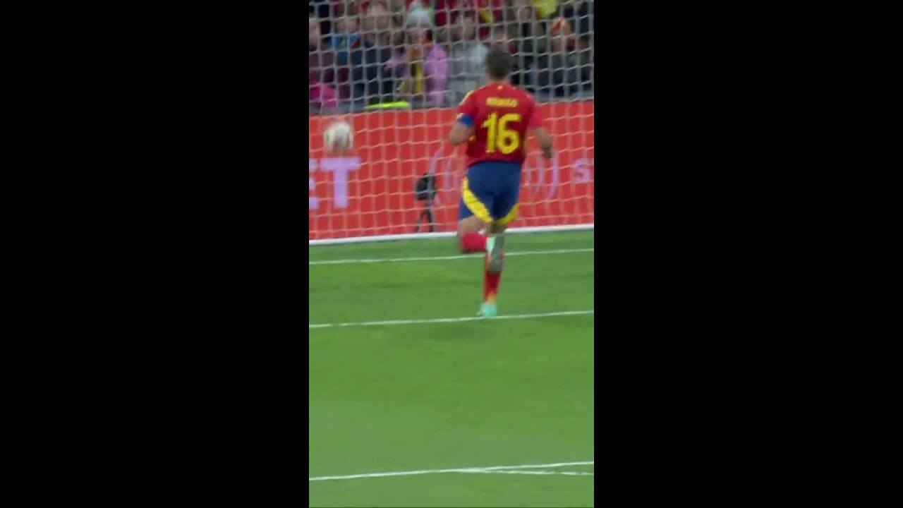 RODRYGO DIMINUI COM GOLAÇO DE COBERTURA | ESPANHA X BRASIL | #shorts | ge.globo