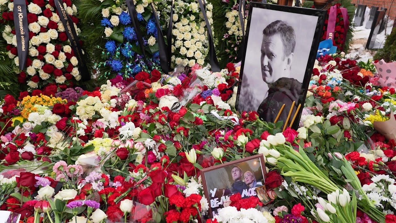 Russos continuam homenagens a Navalny | AFP