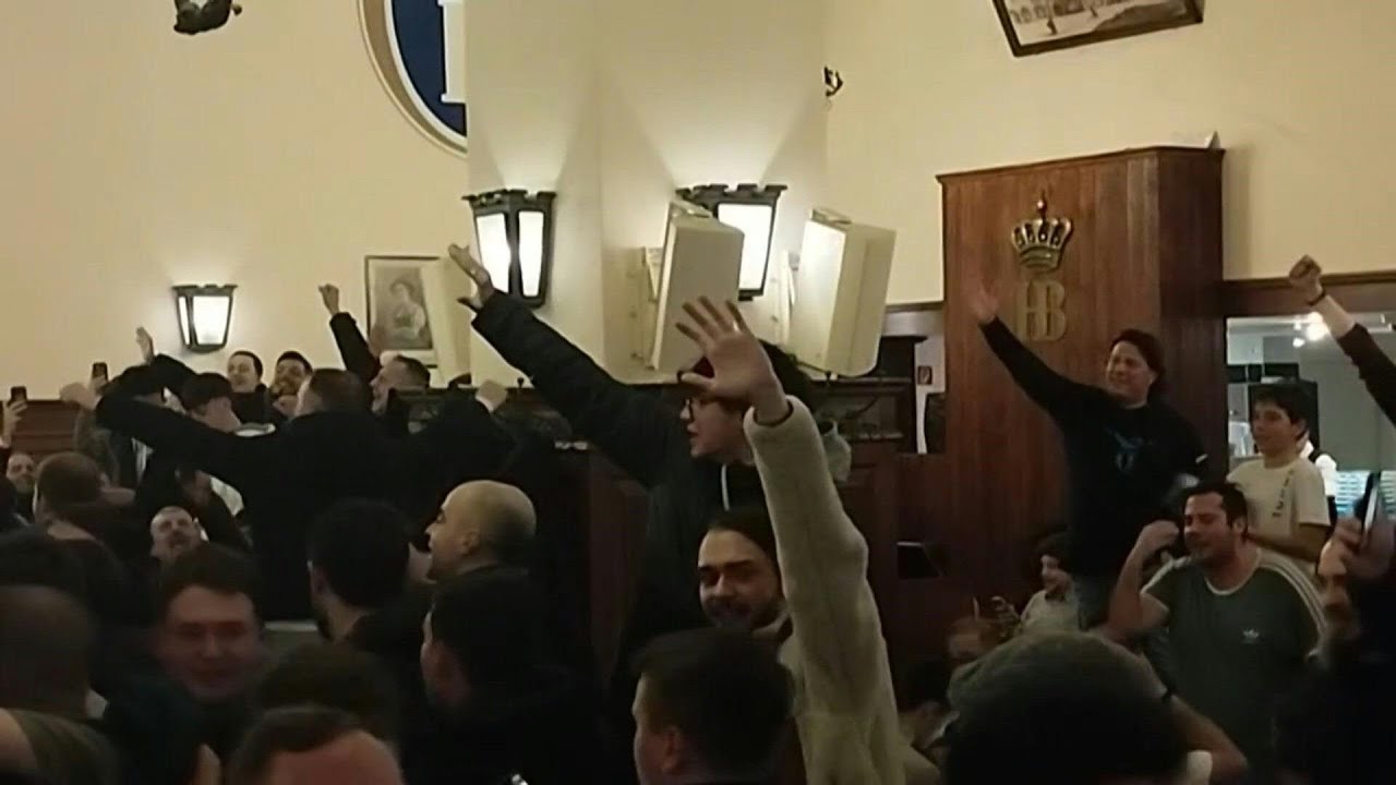 Torcedores da Lazio fazem saudações nazistas em Munique | AFP
