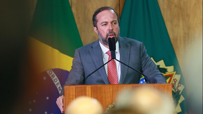 Brasil vai explorar petróleo até se tornar um país desenvolvido, diz ministro