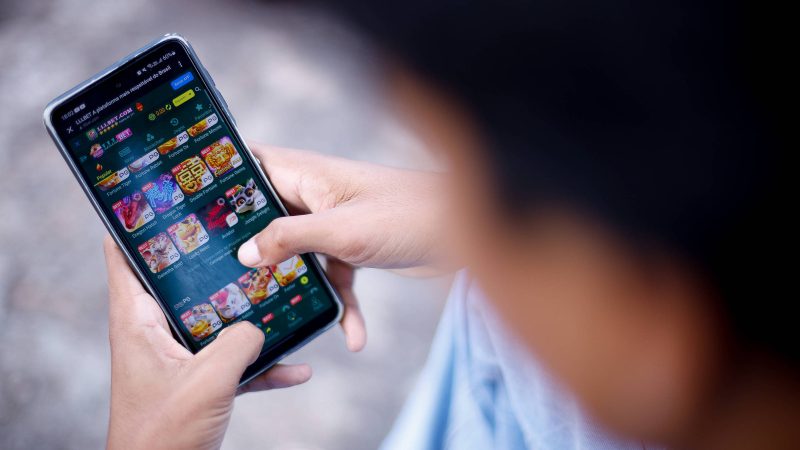 Brasileiros gastaram 3,5 horas por dia horas no celular – 11/04/2024 – Tec
