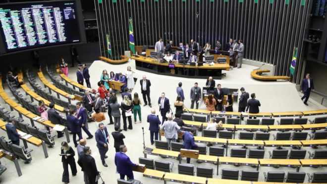 Câmara aprova regime de urgência para projeto que restringe o Perse