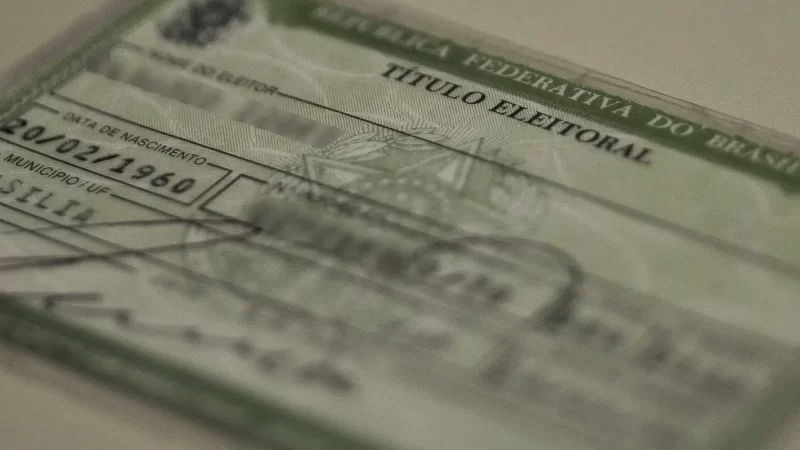 Campanha usa título de eleitor gigante para chamar jovens para votar