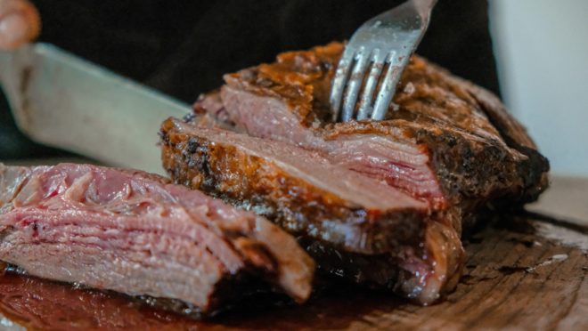 Carne deve ter imposto? Taxação de alimentos promete debate acirrado