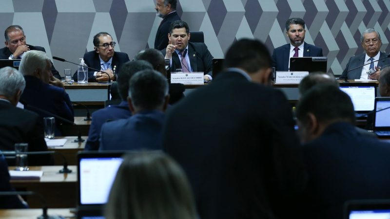 Comissão do Senado aprova aumento de salários de juízes e promotores 