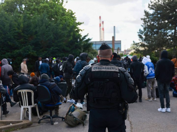 França expulsa migrantes de prédio antes de Paris-2024 – 17/04/2024 – Mundo
