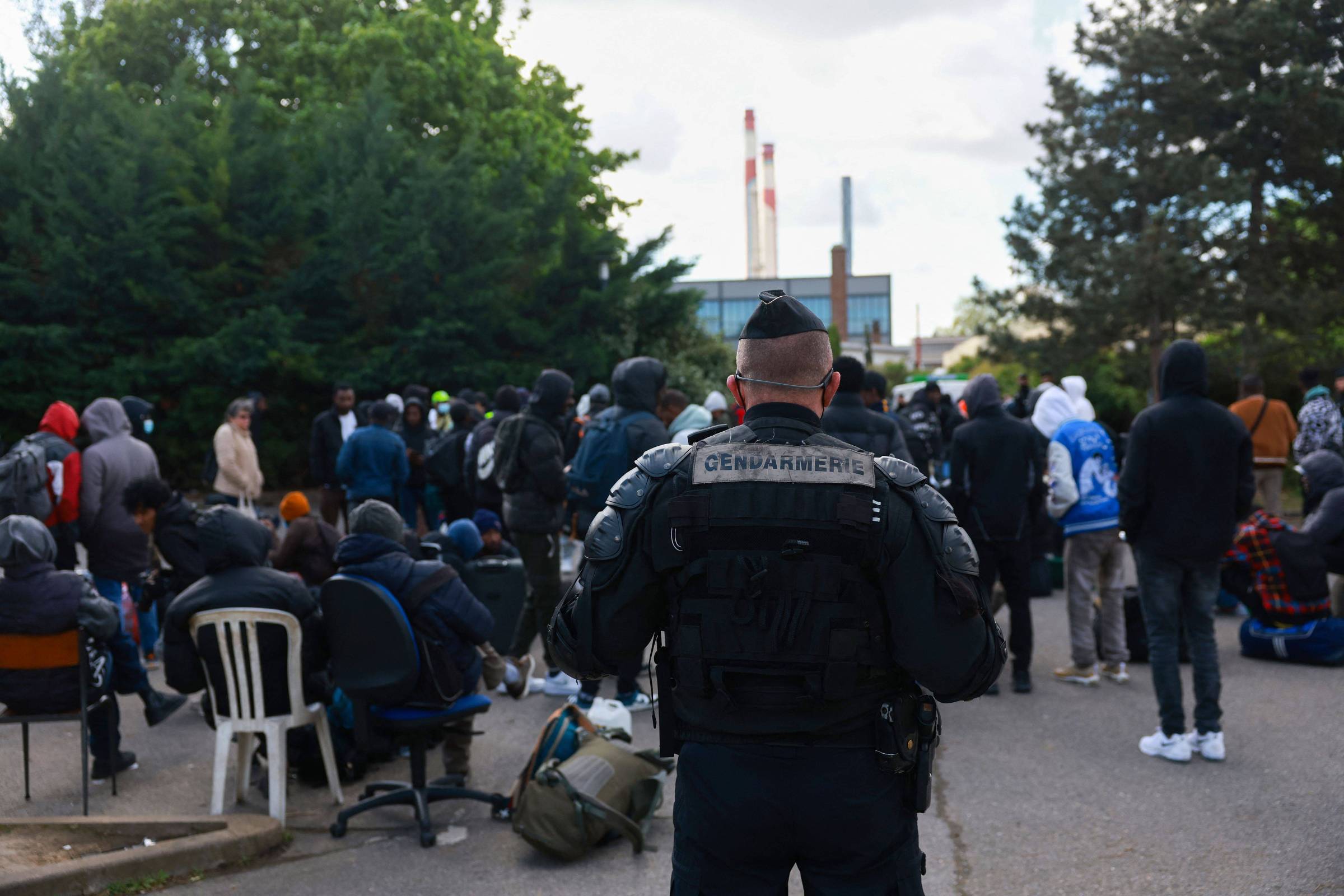 França expulsa migrantes de prédio antes de Paris-2024 – 17/04/2024 – Mundo