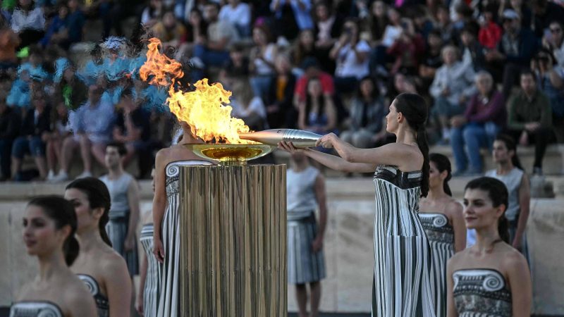 França recebe em Atenas a chama olímpica de Paris-2024 – 26/04/2024 – Esporte