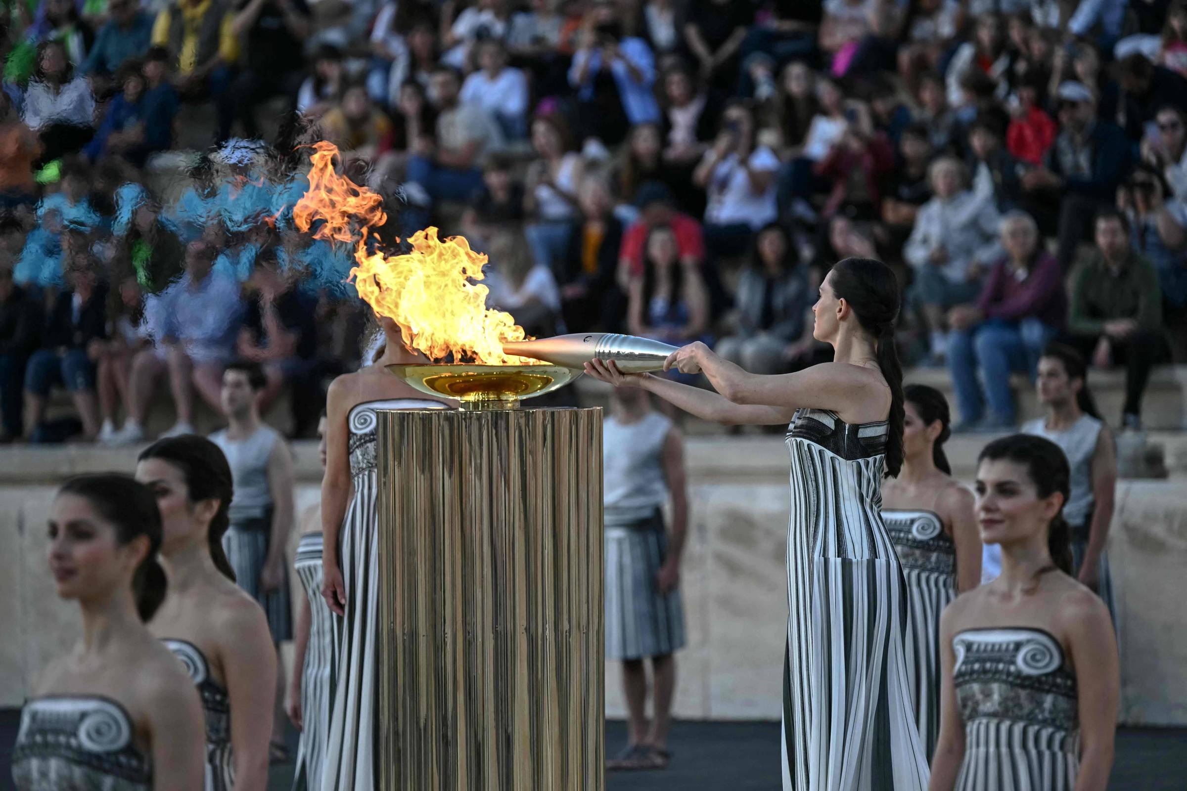 França recebe em Atenas a chama olímpica de Paris-2024 – 26/04/2024 – Esporte