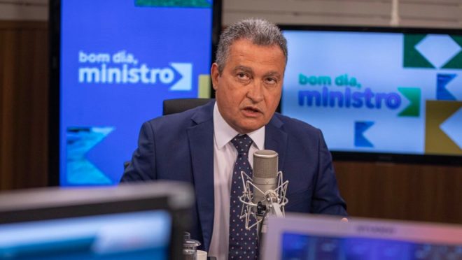 Governo discute rever encargos e subsídios que encarecem conta de luz, diz ministro