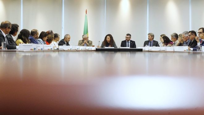Governo tenta negociar reajuste acima de 19% para servidores da educação