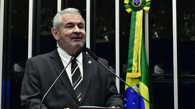 Governo traiu o Congresso ao tentar derrubar desoneração, diz senador