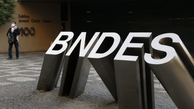 Investimento deve se recuperar em 2024 com ajuda do setor público