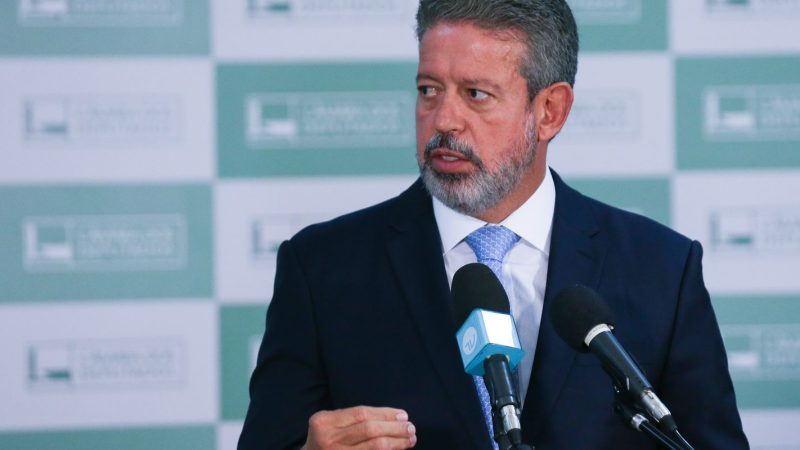 Lira anuncia grupo para propor nova versão do PL das Fake News