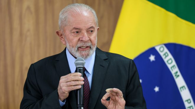 Lula critica pressão por corte de gastos e defende mais crédito