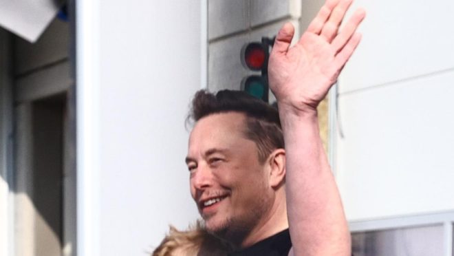 Musk aumenta pressão ao reduzir preço da Starlink e oferecer internet grátis a escolas