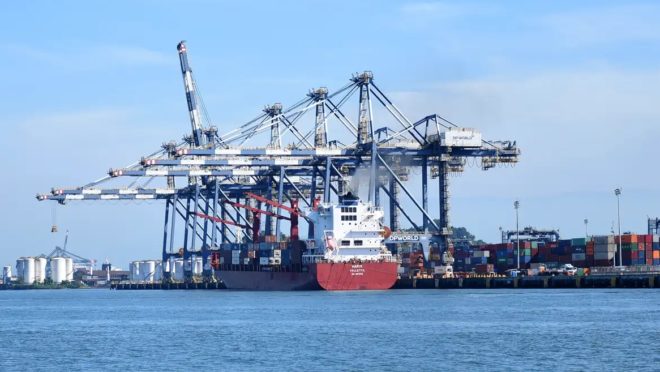 Navios carregados com diesel da Rússia se acumulam na costa brasileira