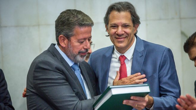 Oposição critica reforma e promete trabalhar por projetos próprios