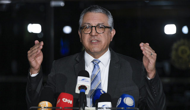 Padilha ameniza crise com Congresso e diz que governo negocia desoneração