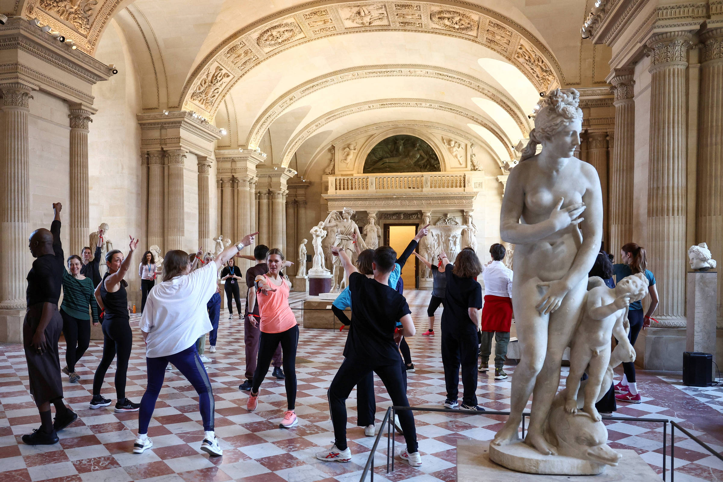 Paris-2024: parisienses treinam no Museu do Louvre – 24/04/2024 – Esporte