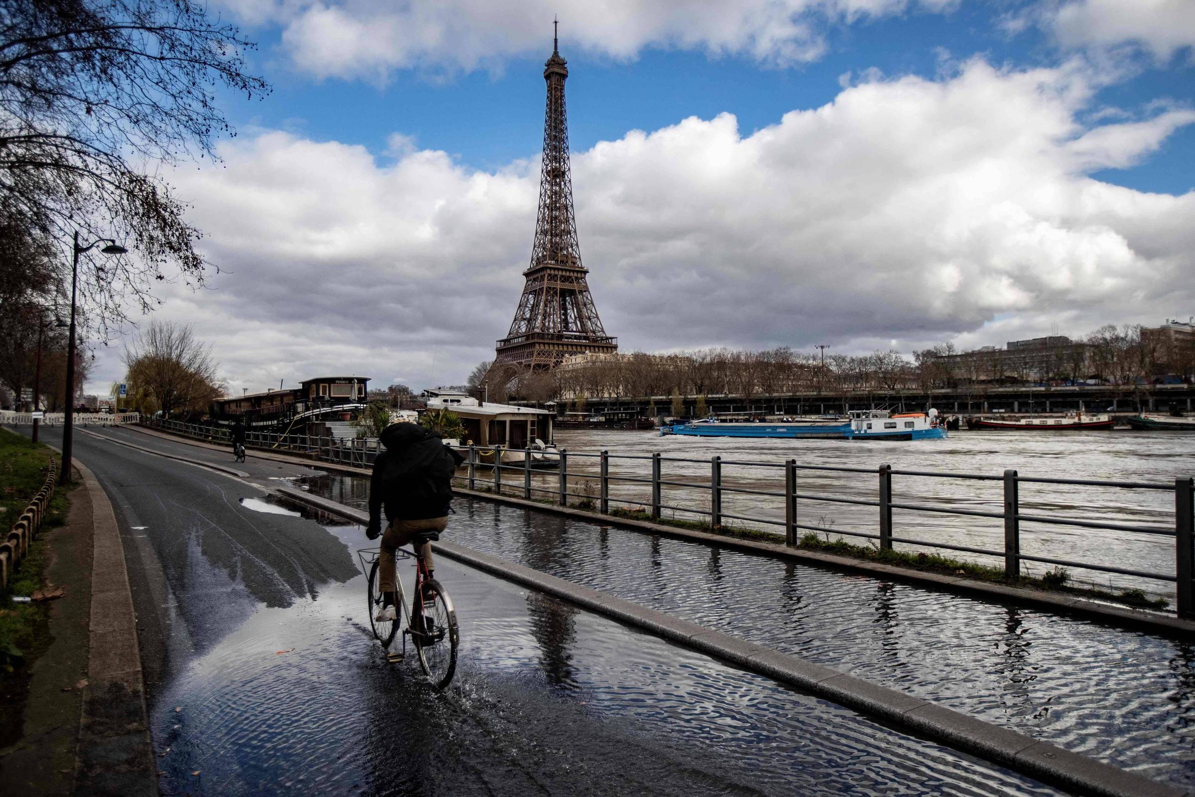 Paris: Uso de bicicleta supera o de carro, mostra pesquisa – 16/04/2024 – Ambiente