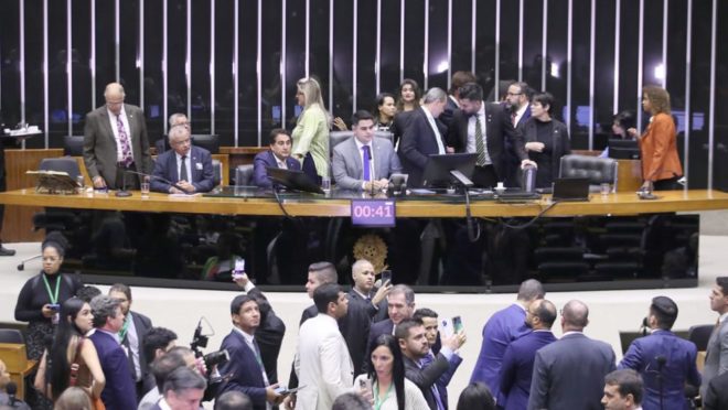 Polêmica e divergências marcam debate sobre regulamentação de motoristas de aplicativos