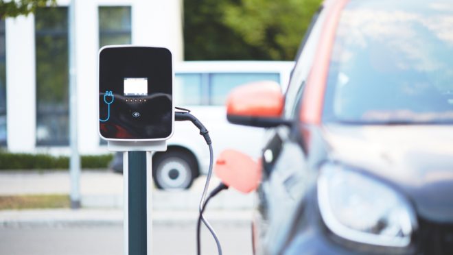 Preço do carro elétrico caiu 10% em três anos, mas volta a subir