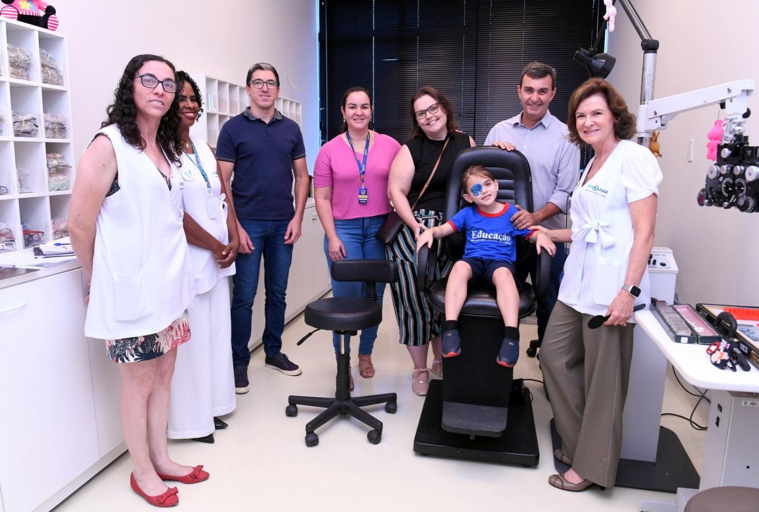 Prefeito Nilson Gaspar realiza entrega de culos atravs do Programa Boa Viso, Boa Educao