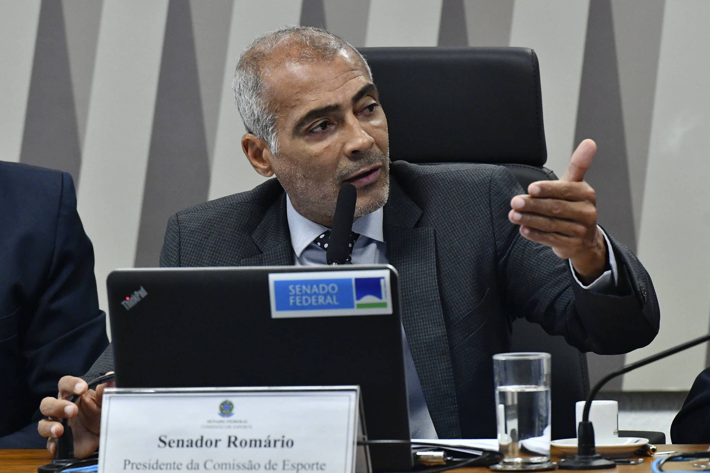 Romário assina contrato para defender o America-RJ – 16/04/2024 – Esporte